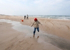 IMG 9935  Grenen  Den mest välbesökta av Skagens sevärdheter . Grenen är Danmarks nordligaste udde, en smal sanddyn där Skagerrakk och Kattegatt möts. Varje år växer udden med ungefär 10 meter i nordöstlig riktning mot Sverige : Danmark