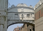 Venedig015  Suckarnas broär en bro i Venedig i Italien som har kommit att bli ett välbesökt turistmål. Bron uppfördes mellan 1600 och 1603 som anslutning mellan ett fängelse och förhörsrum i en närliggande byggnad. Bron har fått sitt namn efter en myt som säger att fångarna skulle ha suckat djupt då de fördes tillbaka till sina celler. Det var sista gången de skulle se dagsljus... : Semester 2006, Venedig