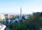 Parc Güell  Parc Güell är en park i Barcelona (Katalonien, Spanien), ritad och konstruerad av Antoni Gaudí tillsammans med hans assistent Josep Maria Jujol under åren 1900-1914.   Den var från början inte avsedd att bli en park utan var ett byggprojekt för ett bostadsområde med exklusiva tomter. Parken är väldigt stor och saknar motstycke med sina naturliga former, spiralformade torn, trappor och jättelika ödlor. Dessutom är mycket i parken fyllt med mosaik; Gaudí anställde ett stort arbetslag som fick till uppgift att slå sönder kakelplattor, tallrikar och glas för att sedan sätta samman dem igen. Detta förlöjligades av den samtida pressen, och en av stadens mest kända krönikörer beskrev sitt besök vid arbetsplatsen: "Jag ser 30 personer i full fart med att slå sönder kakelpattor samtidigt som jag ser 30 andra i full färd med att sätt samman dem igen, ta mig djävulen om jag förstår."   Det finns en jättelik terrass mitt i parken med en lång mosaikbekädd bänk vilken bland annat fungerat som inspirationskälla för Miró. Parken är relativt högt belägen och ger en bra överblick av staden. Antoni Gaudís bostad där han levde mellan 1905 och 1926 finns även i parken. Eusebi Güell som startade projektet överlät området till staden efter att ha misslyckats med att sälja de tomter han erbjöd. : Barcelona, Parc Güell