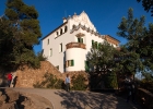 Parc Güell  Parc Güell är en park i Barcelona (Katalonien, Spanien), ritad och konstruerad av Antoni Gaudí tillsammans med hans assistent Josep Maria Jujol under åren 1900-1914.   Den var från början inte avsedd att bli en park utan var ett byggprojekt för ett bostadsområde med exklusiva tomter. Parken är väldigt stor och saknar motstycke med sina naturliga former, spiralformade torn, trappor och jättelika ödlor. Dessutom är mycket i parken fyllt med mosaik; Gaudí anställde ett stort arbetslag som fick till uppgift att slå sönder kakelplattor, tallrikar och glas för att sedan sätta samman dem igen. Detta förlöjligades av den samtida pressen, och en av stadens mest kända krönikörer beskrev sitt besök vid arbetsplatsen: "Jag ser 30 personer i full fart med att slå sönder kakelpattor samtidigt som jag ser 30 andra i full färd med att sätt samman dem igen, ta mig djävulen om jag förstår."   Det finns en jättelik terrass mitt i parken med en lång mosaikbekädd bänk vilken bland annat fungerat som inspirationskälla för Miró. Parken är relativt högt belägen och ger en bra överblick av staden. Antoni Gaudís bostad där han levde mellan 1905 och 1926 finns även i parken. Eusebi Güell som startade projektet överlät området till staden efter att ha misslyckats med att sälja de tomter han erbjöd. : Barcelona, Parc Güell