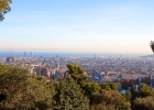 Parc Güell  Parc Güell är en park i Barcelona (Katalonien, Spanien), ritad och konstruerad av Antoni Gaudí tillsammans med hans assistent Josep Maria Jujol under åren 1900-1914.   Den var från början inte avsedd att bli en park utan var ett byggprojekt för ett bostadsområde med exklusiva tomter. Parken är väldigt stor och saknar motstycke med sina naturliga former, spiralformade torn, trappor och jättelika ödlor. Dessutom är mycket i parken fyllt med mosaik; Gaudí anställde ett stort arbetslag som fick till uppgift att slå sönder kakelplattor, tallrikar och glas för att sedan sätta samman dem igen. Detta förlöjligades av den samtida pressen, och en av stadens mest kända krönikörer beskrev sitt besök vid arbetsplatsen: "Jag ser 30 personer i full fart med att slå sönder kakelpattor samtidigt som jag ser 30 andra i full färd med att sätt samman dem igen, ta mig djävulen om jag förstår."   Det finns en jättelik terrass mitt i parken med en lång mosaikbekädd bänk vilken bland annat fungerat som inspirationskälla för Miró. Parken är relativt högt belägen och ger en bra överblick av staden. Antoni Gaudís bostad där han levde mellan 1905 och 1926 finns även i parken. Eusebi Güell som startade projektet överlät området till staden efter att ha misslyckats med att sälja de tomter han erbjöd. : Barcelona, Parc Güell