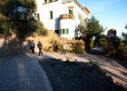 Parc Güell  Parc Güell är en park i Barcelona (Katalonien, Spanien), ritad och konstruerad av Antoni Gaudí tillsammans med hans assistent Josep Maria Jujol under åren 1900-1914.   Den var från början inte avsedd att bli en park utan var ett byggprojekt för ett bostadsområde med exklusiva tomter. Parken är väldigt stor och saknar motstycke med sina naturliga former, spiralformade torn, trappor och jättelika ödlor. Dessutom är mycket i parken fyllt med mosaik; Gaudí anställde ett stort arbetslag som fick till uppgift att slå sönder kakelplattor, tallrikar och glas för att sedan sätta samman dem igen. Detta förlöjligades av den samtida pressen, och en av stadens mest kända krönikörer beskrev sitt besök vid arbetsplatsen: "Jag ser 30 personer i full fart med att slå sönder kakelpattor samtidigt som jag ser 30 andra i full färd med att sätt samman dem igen, ta mig djävulen om jag förstår."   Det finns en jättelik terrass mitt i parken med en lång mosaikbekädd bänk vilken bland annat fungerat som inspirationskälla för Miró. Parken är relativt högt belägen och ger en bra överblick av staden. Antoni Gaudís bostad där han levde mellan 1905 och 1926 finns även i parken. Eusebi Güell som startade projektet överlät området till staden efter att ha misslyckats med att sälja de tomter han erbjöd. : Barcelona, Parc Güell