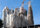 La Sagrada Familia  en sagolika katedralen La Sagrada Familia är för många själva symbolen av Barcelona, och anledningen till att arkitekten Antoni Gaudí blev känd över hela världen. De 18 tornen på taket representerar de 12 apostlarna, de fyra evangelisterna, jungfru Maria och Jesus.    Spekulationer säger att hela katedralen skulle kunna stå färdig till år 2026   Kyrkan var redan påbörjad 1883 när Gaudí tog över projektet från arkitekten Franscesc P. Villar. Gaudí insåg snart att detta skulle bli hans livsverk, och att han inte skulle hinna leva länge nog för att se det bli färdigt. Efter 1910 åtog han sig inga andra projekt utan jobbade på katedralen fram till sin död 1926.   Arbetet med att färdigställa La Sagrada Familia fortgår i dag under ledning av en son till Gaudís assistenter. Spekulationer säger att hela katedralen skulle kunna stå färdig till år 2026, alltså exakt 100 år efter Gaudís död.   Det finns oerhört mycket att utforska i katedralen, så för att hinna med allt är ett morgonbesök att rekommendera. Besökarna kan till exempel gå ner i kryptan, en av de få delarna av la Sagrada Familia som är färdigbyggd. Här finns modeller över kyrkan, och här är också Gaudí begravd. Du kan även åka hiss upp i ett torn, eller gå de 400 trappstegen, för att avnjuta en hisnande utsikt. : Barcelona, La Sagrada Familia