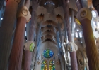 La Sagrada Familia  en sagolika katedralen La Sagrada Familia är för många själva symbolen av Barcelona, och anledningen till att arkitekten Antoni Gaudí blev känd över hela världen. De 18 tornen på taket representerar de 12 apostlarna, de fyra evangelisterna, jungfru Maria och Jesus.    Spekulationer säger att hela katedralen skulle kunna stå färdig till år 2026   Kyrkan var redan påbörjad 1883 när Gaudí tog över projektet från arkitekten Franscesc P. Villar. Gaudí insåg snart att detta skulle bli hans livsverk, och att han inte skulle hinna leva länge nog för att se det bli färdigt. Efter 1910 åtog han sig inga andra projekt utan jobbade på katedralen fram till sin död 1926.   Arbetet med att färdigställa La Sagrada Familia fortgår i dag under ledning av en son till Gaudís assistenter. Spekulationer säger att hela katedralen skulle kunna stå färdig till år 2026, alltså exakt 100 år efter Gaudís död.   Det finns oerhört mycket att utforska i katedralen, så för att hinna med allt är ett morgonbesök att rekommendera. Besökarna kan till exempel gå ner i kryptan, en av de få delarna av la Sagrada Familia som är färdigbyggd. Här finns modeller över kyrkan, och här är också Gaudí begravd. Du kan även åka hiss upp i ett torn, eller gå de 400 trappstegen, för att avnjuta en hisnande utsikt. : Barcelona, La Sagrada Familia