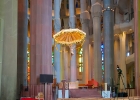 La Sagrada Familia  en sagolika katedralen La Sagrada Familia är för många själva symbolen av Barcelona, och anledningen till att arkitekten Antoni Gaudí blev känd över hela världen. De 18 tornen på taket representerar de 12 apostlarna, de fyra evangelisterna, jungfru Maria och Jesus.    Spekulationer säger att hela katedralen skulle kunna stå färdig till år 2026   Kyrkan var redan påbörjad 1883 när Gaudí tog över projektet från arkitekten Franscesc P. Villar. Gaudí insåg snart att detta skulle bli hans livsverk, och att han inte skulle hinna leva länge nog för att se det bli färdigt. Efter 1910 åtog han sig inga andra projekt utan jobbade på katedralen fram till sin död 1926.   Arbetet med att färdigställa La Sagrada Familia fortgår i dag under ledning av en son till Gaudís assistenter. Spekulationer säger att hela katedralen skulle kunna stå färdig till år 2026, alltså exakt 100 år efter Gaudís död.   Det finns oerhört mycket att utforska i katedralen, så för att hinna med allt är ett morgonbesök att rekommendera. Besökarna kan till exempel gå ner i kryptan, en av de få delarna av la Sagrada Familia som är färdigbyggd. Här finns modeller över kyrkan, och här är också Gaudí begravd. Du kan även åka hiss upp i ett torn, eller gå de 400 trappstegen, för att avnjuta en hisnande utsikt. : Barcelona, La Sagrada Familia