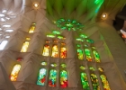 La Sagrada Familia  en sagolika katedralen La Sagrada Familia är för många själva symbolen av Barcelona, och anledningen till att arkitekten Antoni Gaudí blev känd över hela världen. De 18 tornen på taket representerar de 12 apostlarna, de fyra evangelisterna, jungfru Maria och Jesus.    Spekulationer säger att hela katedralen skulle kunna stå färdig till år 2026   Kyrkan var redan påbörjad 1883 när Gaudí tog över projektet från arkitekten Franscesc P. Villar. Gaudí insåg snart att detta skulle bli hans livsverk, och att han inte skulle hinna leva länge nog för att se det bli färdigt. Efter 1910 åtog han sig inga andra projekt utan jobbade på katedralen fram till sin död 1926.   Arbetet med att färdigställa La Sagrada Familia fortgår i dag under ledning av en son till Gaudís assistenter. Spekulationer säger att hela katedralen skulle kunna stå färdig till år 2026, alltså exakt 100 år efter Gaudís död.   Det finns oerhört mycket att utforska i katedralen, så för att hinna med allt är ett morgonbesök att rekommendera. Besökarna kan till exempel gå ner i kryptan, en av de få delarna av la Sagrada Familia som är färdigbyggd. Här finns modeller över kyrkan, och här är också Gaudí begravd. Du kan även åka hiss upp i ett torn, eller gå de 400 trappstegen, för att avnjuta en hisnande utsikt. : Barcelona, La Sagrada Familia