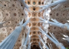 La Sagrada Familia  en sagolika katedralen La Sagrada Familia är för många själva symbolen av Barcelona, och anledningen till att arkitekten Antoni Gaudí blev känd över hela världen. De 18 tornen på taket representerar de 12 apostlarna, de fyra evangelisterna, jungfru Maria och Jesus.    Spekulationer säger att hela katedralen skulle kunna stå färdig till år 2026   Kyrkan var redan påbörjad 1883 när Gaudí tog över projektet från arkitekten Franscesc P. Villar. Gaudí insåg snart att detta skulle bli hans livsverk, och att han inte skulle hinna leva länge nog för att se det bli färdigt. Efter 1910 åtog han sig inga andra projekt utan jobbade på katedralen fram till sin död 1926.   Arbetet med att färdigställa La Sagrada Familia fortgår i dag under ledning av en son till Gaudís assistenter. Spekulationer säger att hela katedralen skulle kunna stå färdig till år 2026, alltså exakt 100 år efter Gaudís död.   Det finns oerhört mycket att utforska i katedralen, så för att hinna med allt är ett morgonbesök att rekommendera. Besökarna kan till exempel gå ner i kryptan, en av de få delarna av la Sagrada Familia som är färdigbyggd. Här finns modeller över kyrkan, och här är också Gaudí begravd. Du kan även åka hiss upp i ett torn, eller gå de 400 trappstegen, för att avnjuta en hisnande utsikt. : Barcelona, La Sagrada Familia