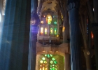 La Sagrada Familia  en sagolika katedralen La Sagrada Familia är för många själva symbolen av Barcelona, och anledningen till att arkitekten Antoni Gaudí blev känd över hela världen. De 18 tornen på taket representerar de 12 apostlarna, de fyra evangelisterna, jungfru Maria och Jesus.    Spekulationer säger att hela katedralen skulle kunna stå färdig till år 2026   Kyrkan var redan påbörjad 1883 när Gaudí tog över projektet från arkitekten Franscesc P. Villar. Gaudí insåg snart att detta skulle bli hans livsverk, och att han inte skulle hinna leva länge nog för att se det bli färdigt. Efter 1910 åtog han sig inga andra projekt utan jobbade på katedralen fram till sin död 1926.   Arbetet med att färdigställa La Sagrada Familia fortgår i dag under ledning av en son till Gaudís assistenter. Spekulationer säger att hela katedralen skulle kunna stå färdig till år 2026, alltså exakt 100 år efter Gaudís död.   Det finns oerhört mycket att utforska i katedralen, så för att hinna med allt är ett morgonbesök att rekommendera. Besökarna kan till exempel gå ner i kryptan, en av de få delarna av la Sagrada Familia som är färdigbyggd. Här finns modeller över kyrkan, och här är också Gaudí begravd. Du kan även åka hiss upp i ett torn, eller gå de 400 trappstegen, för att avnjuta en hisnande utsikt. : Barcelona, La Sagrada Familia