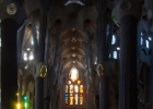 La Sagrada Familia  en sagolika katedralen La Sagrada Familia är för många själva symbolen av Barcelona, och anledningen till att arkitekten Antoni Gaudí blev känd över hela världen. De 18 tornen på taket representerar de 12 apostlarna, de fyra evangelisterna, jungfru Maria och Jesus.    Spekulationer säger att hela katedralen skulle kunna stå färdig till år 2026   Kyrkan var redan påbörjad 1883 när Gaudí tog över projektet från arkitekten Franscesc P. Villar. Gaudí insåg snart att detta skulle bli hans livsverk, och att han inte skulle hinna leva länge nog för att se det bli färdigt. Efter 1910 åtog han sig inga andra projekt utan jobbade på katedralen fram till sin död 1926.   Arbetet med att färdigställa La Sagrada Familia fortgår i dag under ledning av en son till Gaudís assistenter. Spekulationer säger att hela katedralen skulle kunna stå färdig till år 2026, alltså exakt 100 år efter Gaudís död.   Det finns oerhört mycket att utforska i katedralen, så för att hinna med allt är ett morgonbesök att rekommendera. Besökarna kan till exempel gå ner i kryptan, en av de få delarna av la Sagrada Familia som är färdigbyggd. Här finns modeller över kyrkan, och här är också Gaudí begravd. Du kan även åka hiss upp i ett torn, eller gå de 400 trappstegen, för att avnjuta en hisnande utsikt. : Barcelona, La Sagrada Familia