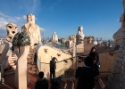 la pedrera  När Barcelonas berömde arkitekt Antoni Gaudí gjort färdigt det världsarvsklassade huset Casa Batlló blev herr Batlló så nöjd med sitt hus att han rekommenderade Gaudí till herr Milá. Han gav Gaudí uppdraget att bygga ett hus åt honom, och resultatet blev Casa Milà, eller La Pedrera som huset också kallas.  Inuti finns den fasta utställningen Espai Gaudí som skildrar Gaudís verk Casa Milà ser nästan ut att bukta och bölja med sin åtta våningar höga huskropp, och även denna nyskapande arkitektur har klassats som världsarv. Huset byggdes 1906 till 1910, och blev det sista uppdraget som Antoni Gaudí åtog sig innan han bestämde sig för att ägna resten av sin karriär åt La Sagrada Familia. : Barcelona, la pedrera