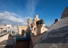 la pedrera  När Barcelonas berömde arkitekt Antoni Gaudí gjort färdigt det världsarvsklassade huset Casa Batlló blev herr Batlló så nöjd med sitt hus att han rekommenderade Gaudí till herr Milá. Han gav Gaudí uppdraget att bygga ett hus åt honom, och resultatet blev Casa Milà, eller La Pedrera som huset också kallas.  Inuti finns den fasta utställningen Espai Gaudí som skildrar Gaudís verk Casa Milà ser nästan ut att bukta och bölja med sin åtta våningar höga huskropp, och även denna nyskapande arkitektur har klassats som världsarv. Huset byggdes 1906 till 1910, och blev det sista uppdraget som Antoni Gaudí åtog sig innan han bestämde sig för att ägna resten av sin karriär åt La Sagrada Familia. : Barcelona, la pedrera