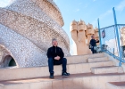 la pedrera  När Barcelonas berömde arkitekt Antoni Gaudí gjort färdigt det världsarvsklassade huset Casa Batlló blev herr Batlló så nöjd med sitt hus att han rekommenderade Gaudí till herr Milá. Han gav Gaudí uppdraget att bygga ett hus åt honom, och resultatet blev Casa Milà, eller La Pedrera som huset också kallas.  Inuti finns den fasta utställningen Espai Gaudí som skildrar Gaudís verk Casa Milà ser nästan ut att bukta och bölja med sin åtta våningar höga huskropp, och även denna nyskapande arkitektur har klassats som världsarv. Huset byggdes 1906 till 1910, och blev det sista uppdraget som Antoni Gaudí åtog sig innan han bestämde sig för att ägna resten av sin karriär åt La Sagrada Familia. : Barcelona, la pedrera