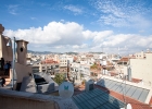 la pedrera  När Barcelonas berömde arkitekt Antoni Gaudí gjort färdigt det världsarvsklassade huset Casa Batlló blev herr Batlló så nöjd med sitt hus att han rekommenderade Gaudí till herr Milá. Han gav Gaudí uppdraget att bygga ett hus åt honom, och resultatet blev Casa Milà, eller La Pedrera som huset också kallas.  Inuti finns den fasta utställningen Espai Gaudí som skildrar Gaudís verk Casa Milà ser nästan ut att bukta och bölja med sin åtta våningar höga huskropp, och även denna nyskapande arkitektur har klassats som världsarv. Huset byggdes 1906 till 1910, och blev det sista uppdraget som Antoni Gaudí åtog sig innan han bestämde sig för att ägna resten av sin karriär åt La Sagrada Familia. : Barcelona, la pedrera