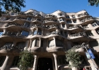 la pedrera  När Barcelonas berömde arkitekt Antoni Gaudí gjort färdigt det världsarvsklassade huset Casa Batlló blev herr Batlló så nöjd med sitt hus att han rekommenderade Gaudí till herr Milá. Han gav Gaudí uppdraget att bygga ett hus åt honom, och resultatet blev Casa Milà, eller La Pedrera som huset också kallas.  Inuti finns den fasta utställningen Espai Gaudí som skildrar Gaudís verk Casa Milà ser nästan ut att bukta och bölja med sin åtta våningar höga huskropp, och även denna nyskapande arkitektur har klassats som världsarv. Huset byggdes 1906 till 1910, och blev det sista uppdraget som Antoni Gaudí åtog sig innan han bestämde sig för att ägna resten av sin karriär åt La Sagrada Familia. : Barcelona, la pedrera