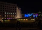 Plaça de Catalunya  Plaça de Catalunya (ibland Plaça Catalunya) är ett torg i de centrala delarna av Barcelona, Spanien. Torget som är beläget mellan den gamla staden och 1800-talsstadsdelen Eixample är med sina drygt 5 hektar det största i Barcelona. Dess centrala läge har gjort det till Barcelonas naturliga centrum, och från torget utgår stadens mest kända boulevard La Rambla. Andra viktiga gator som utgår från torget är Passeig de Gràcia, Rambla de Catalunya och Avinguda del Portal de l'Àngel. Alla tre hör till stadens viktigaste affärsgato : Barcelona, Plaça de Catalunya