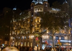 Plaça de Catalunya  Plaça de Catalunya (ibland Plaça Catalunya) är ett torg i de centrala delarna av Barcelona, Spanien. Torget som är beläget mellan den gamla staden och 1800-talsstadsdelen Eixample är med sina drygt 5 hektar det största i Barcelona. Dess centrala läge har gjort det till Barcelonas naturliga centrum, och från torget utgår stadens mest kända boulevard La Rambla. Andra viktiga gator som utgår från torget är Passeig de Gràcia, Rambla de Catalunya och Avinguda del Portal de l'Àngel. Alla tre hör till stadens viktigaste affärsgato : Barcelona, Plaça de Catalunya