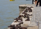 MG 1661  Shoes on the Danube. minnes monumet av nazisternas förbrytelser i staden. Här sköt ungerska  pilkorsarna (ungerska naziterna), för att spara på ammunition band man i hop folk 3 och 3 skönt den i mitten sedan åkte dom ner i floden Donau